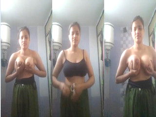 Sexy Desi girl Shows Her Boobs