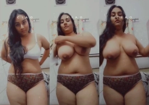 Sexy Desi Mall Show Her Big Boobs